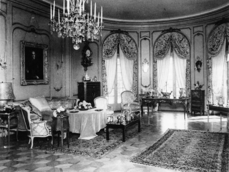 a photo with the interior of the British Residence in Budapest in 1930s