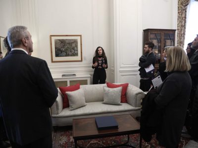 Dr Laura-Maria Popoviciu giving a tour in Athens