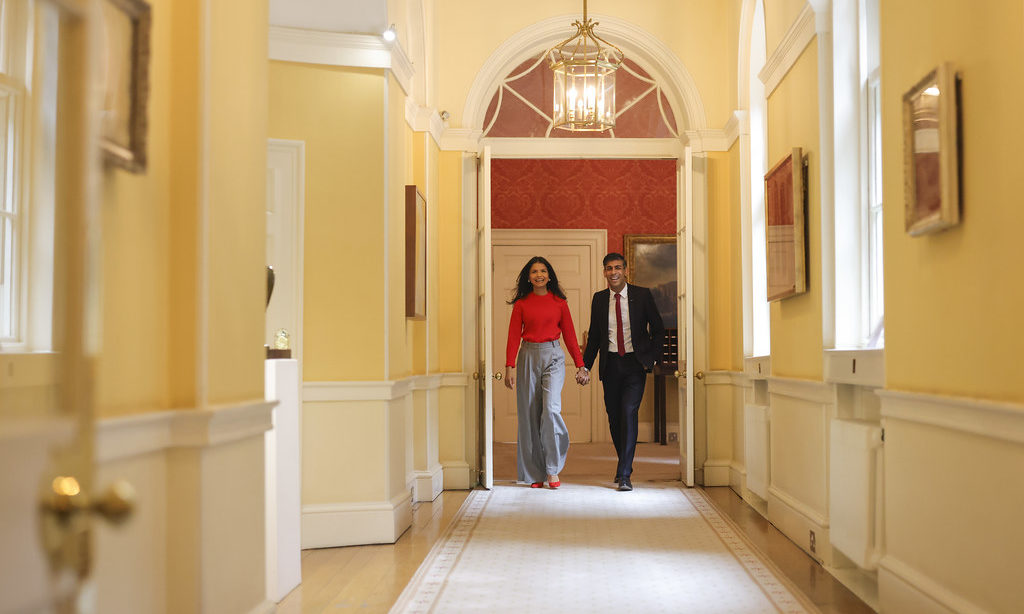 Rishi Sunak and his wife are walking past the works of art from the Laing